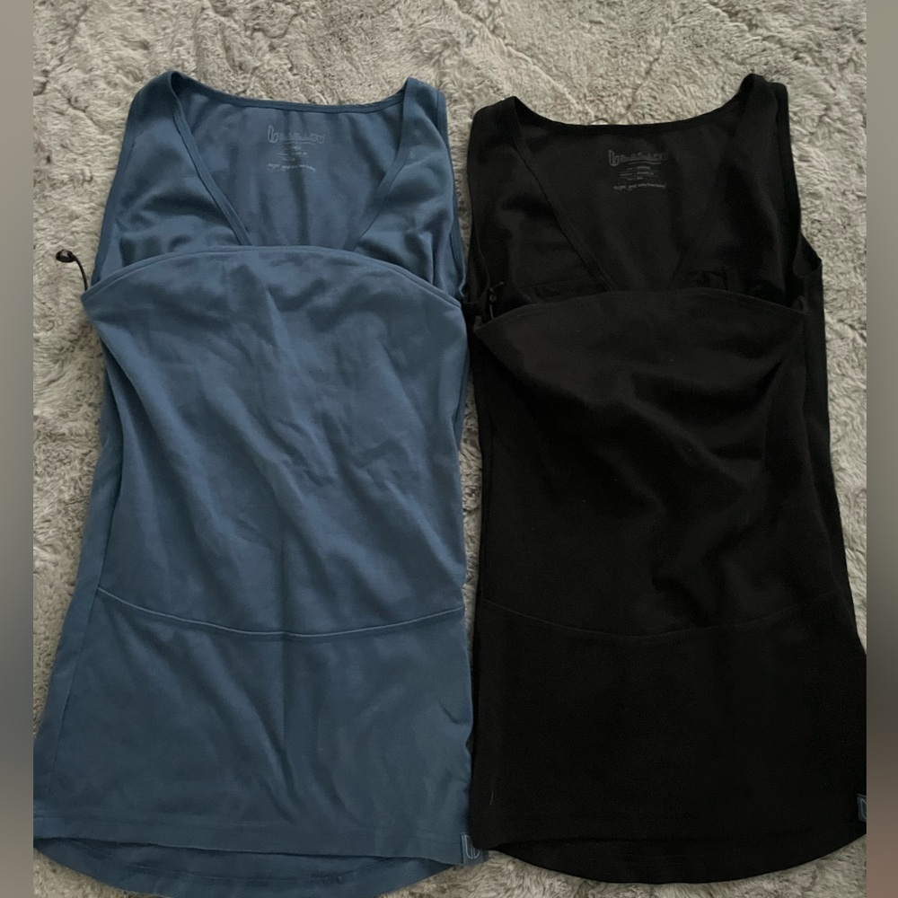 Two Lalabu baby wearing soothe tanks